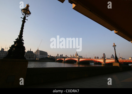 Londoner Southbank Gusseisen Laternenpfahl, St Paul.s Dom & Blackfriars Bridge. Stockfoto