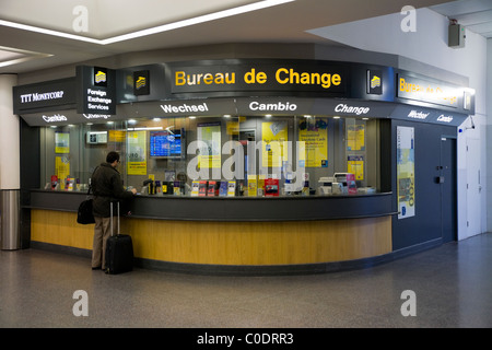 Bureau de Change Office von TTT Moneycorp am Flughafen Gatwick South Terminal betrieben. London. VEREINIGTES KÖNIGREICH. Stockfoto