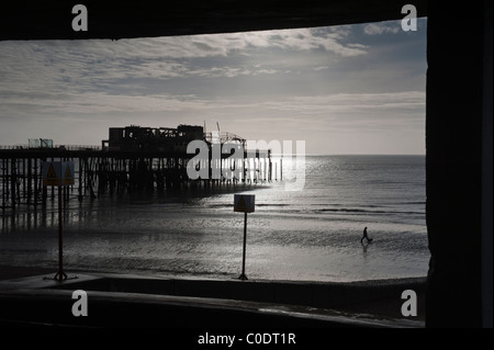 Der ausgebrannte Shell von der Pier von Hastings, East Sussex, England, Großbritannien Stockfoto