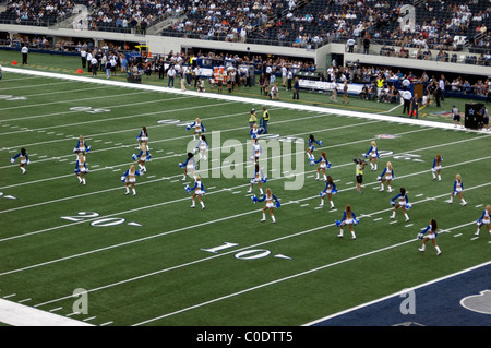 Dallas Cowboys Cheerleaders bei Chicago Bears V Dallas Cowboys NFL-Spiel, Cowboys Stadium, Arlington, Texas, USA. Stockfoto