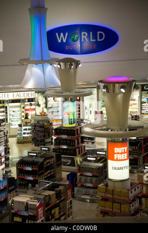 World Duty-Free shopping Area / Einkaufen / Geschäfte in der Abflughalle des Süd-Terminals. Gatwick Flughafen. London. VEREINIGTES KÖNIGREICH. Stockfoto