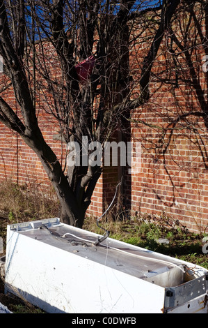 Weiße Ware auf einem Industriegebiet deponiert verworfen Stockfoto