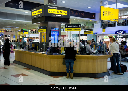 Bureau de Change Office von TTT Moneycorp am Flughafen Gatwick South Terminal betrieben. London. VEREINIGTES KÖNIGREICH. Stockfoto