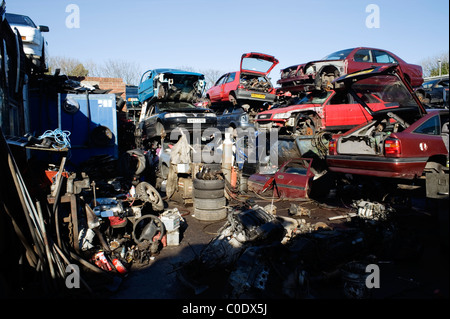 Stapeln von Autos und Teile in einem Schrottplatz Stockfoto