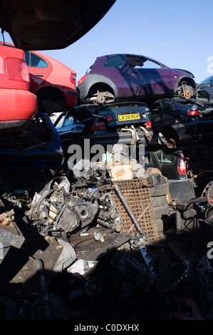 Stapeln von Autos und Teile in einem Schrottplatz Stockfoto