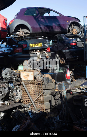 Stapeln von Autos und Teile in einem Schrottplatz Stockfoto