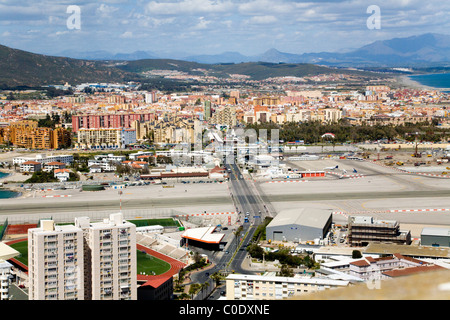 Suchen über Gibraltar Landebahn des Flughafens, City-Center-Entwicklung & Gebäude / Bauten, in Richtung Spanien: aus den Felsen von Gibraltar Stockfoto