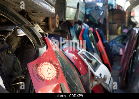 Stapeln von Autos und Teile in einem Schrottplatz Stockfoto