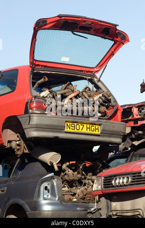 Stapeln von Autos und Teile in einem Schrottplatz Stockfoto