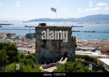 Maurische Burg Turm Hommage im Vordergrund & geraden von Gibraltar und Spanien, im Hintergrund. Gesehen von Felsen von Gibraltar. Stockfoto