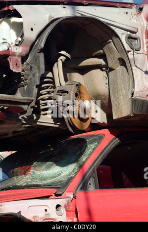 Stapeln von Autos und Teile in einem Schrottplatz Stockfoto