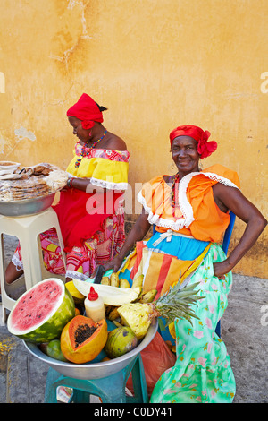 Kolumbianische Frauen mit Obst in Straße Cartagena Stockfoto