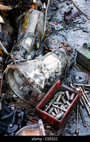 Stapeln von Autos und Teile in einem Schrottplatz Stockfoto