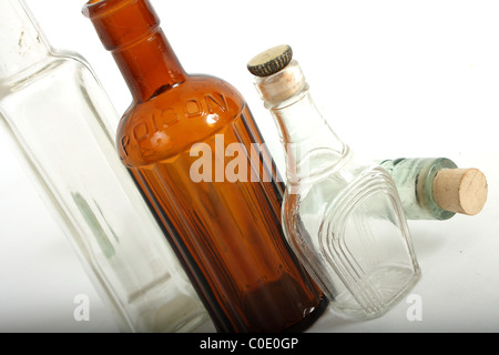 Eine Sammlung von alten Pharmaglas Flaschen inklusive einer authentischen vergiften Flasche von einem Apotheker Apotheke. Stockfoto