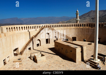 Touristen besuchen die Gunnery-Plattform in Nizwa Fort in Oman. Stockfoto