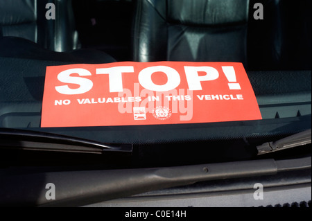 Warnschild im Auto warnen potentielle Diebe, dass die Schienen keine Wertgegenstände enthält Stockfoto