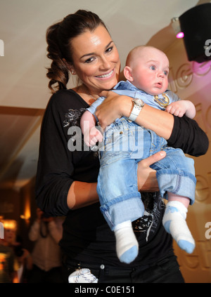 Tschechische Model Alena Seredova und Sohn Louis Thomas bei einer Modenschau für Replay und Söhne. Sie ist zum ersten Mal seit Modellierung Stockfoto