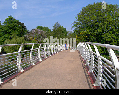 Die moderne Fußgängerbrücke über den Fluß Taff im Bute Park, Cardiff, South Glamorgan, Wales Stockfoto