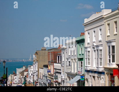 Union Street in Ryde, Isle Of Wight, mit Blick auf The Solent mit Portsmouth, England Stockfoto