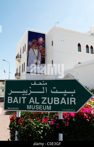 Ein Schild weist auf das Bait Al Zubair Museum in Maskat, Oman. Stockfoto