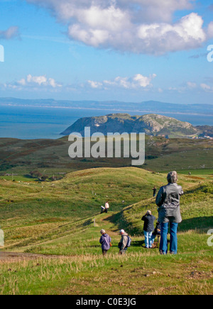 Blick von der Great Orme, ostwärts zu The Little Orme und Colwyn Bay hinaus Llandudno, Conwy, Wales, UK Stockfoto