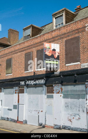 VEREINIGTES KÖNIGREICH. HERUNTERGEKOMMENEN PUB GESCHLOSSEN AUFGRUND DER REZESSION IN LONDON Stockfoto