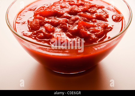 Gehackte (verzinnte) Tomaten in eine Glasschüssel. Stockfoto