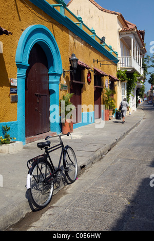 Straße mit gelben Gebäude Cartagena Clombia Stockfoto