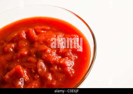 Gehackte (verzinnte) Tomaten in eine Glasschüssel. Stockfoto