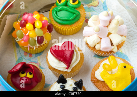 Eine Vielzahl von lebendigen Spaß Cup Kuchen in der Dose aufbewahrt. Stockfoto