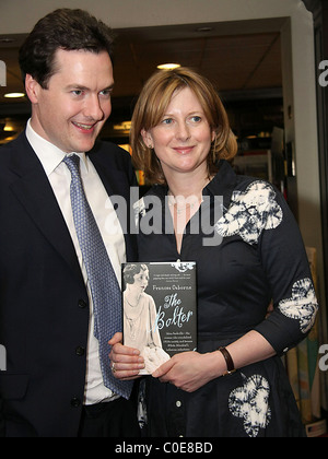 Konservative Schatten Kanzler George Osborne und seine Frau Schriftstellerin Frances Osborne besucht das Buch Autogrammstunde von ihr neu Stockfoto