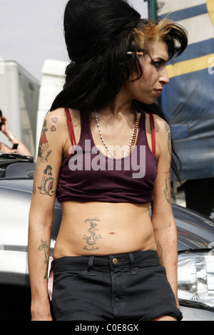 Amy Winehouse geht für einen Spaziergang auf dem M40, wenn das Auto, das, dem Sie in Reisen ist, im Verkehr stecken. Ein Unfall verursacht Stau Stockfoto