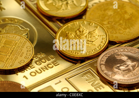 Goldbarren - 1 Unze Barren und kleine Münzen Stockfoto