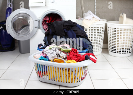 Zwei Körbe mit schmutziger Wäsche in der Waschküche Stockfoto