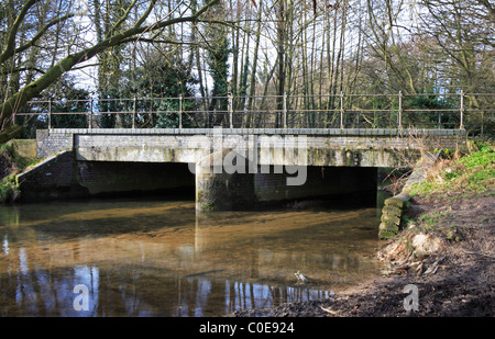 Eine ehemalige Eisenbahnbrücke über den Fluss Tud Costessey, Norfolk, England, Vereinigtes Königreich, unterstützt nun das Marriott Weg. Stockfoto