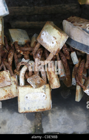 alten verrosteten Liebe Schleusen auf der Milvio Brücke in Rom, Italien Stockfoto
