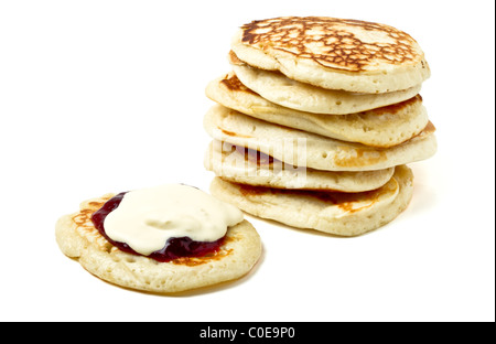 Hausgemachte Drop Scones oder Pfannkuchen mit Clotted Cream und Marmelade. Stockfoto