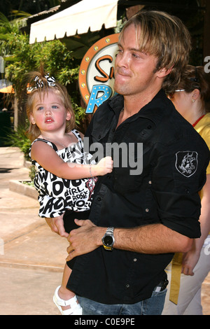 Larry Birkhead und Tochter Dannielynn Smith The Simpsons Ride öffnet bei Universal Studios Hollywood in Los Angeles, Kalifornien- Stockfoto