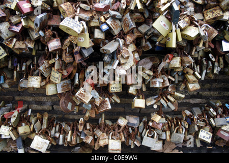 alten verrosteten Liebe Schleusen auf der Milvio Brücke in Rom, Italien Stockfoto