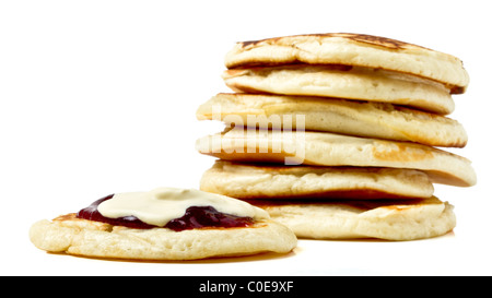 Hausgemachte Drop Scones oder Pfannkuchen mit Clotted Cream und Marmelade. Stockfoto