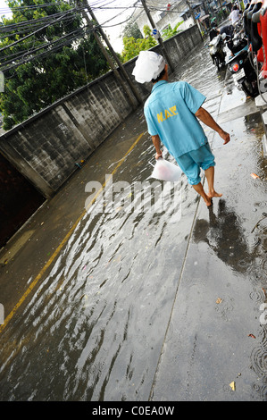 ein regnerischer Tag in Bangkok (verrückte überfluteten Straße) Alltag in der großen Mango, seltsame Wettersituation Stockfoto