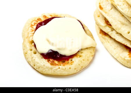 Hausgemachte Drop Scones oder Pfannkuchen mit Clotted Cream und Marmelade. Stockfoto