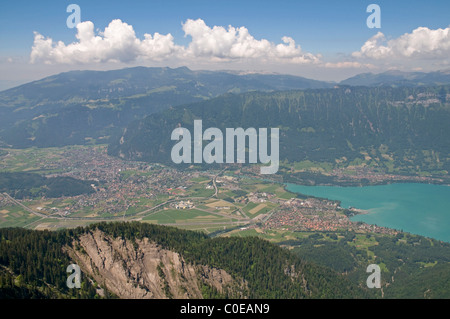 Panoramablick bis Interlaken Ans dem Brienzersee von einem Bergrücken in der Nähe von Schynige Platte Stockfoto