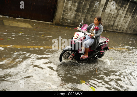 ein regnerischer Tag in Bangkok (verrückte überfluteten Straße) Alltag in der großen Mango, seltsame Wettersituation Stockfoto