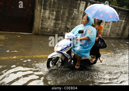 ein regnerischer Tag in Bangkok (verrückte überfluteten Straße) Alltag in der großen Mango, seltsame Wettersituation Stockfoto