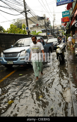 ein regnerischer Tag in Bangkok (verrückte überfluteten Straße) Alltag in der großen Mango, seltsame Wettersituation Stockfoto