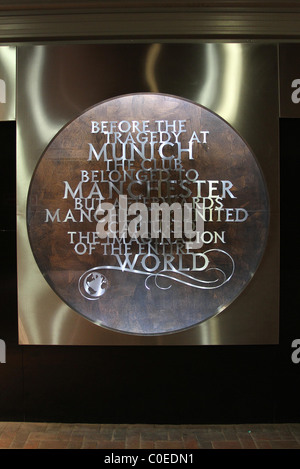 Flugzeugunglücks Gedenktafel am Fußballstadion Old Trafford. Bild von James Boardman Stockfoto