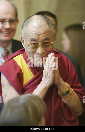 Seine Heiligkeit der 14. Dalai Lama von Tibet, Tenzin Gyatso, befasst sich mit eine Pressekonferenz nach einem Gespräch mit dem House Of Commons Stockfoto