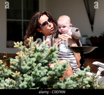 Alena Seredova, Tschechische Model und Freundin von italienischen Torwart Gianluigi Buffon, mit ihrem Sohn Louise Thomas Prague, Czech Stockfoto