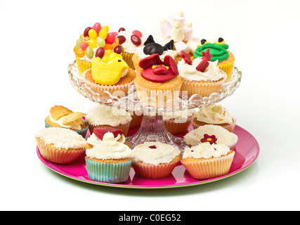 Eine Vielzahl von lebendigen Spaß Cup Kuchen auf eine Tortenplatte. Stockfoto